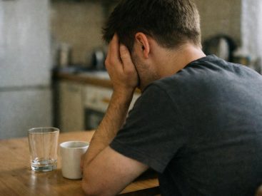 Wpływ alkoholu na organizm człowieka – piętno na mózgu i psychice – poradnik, objawy i leczenie