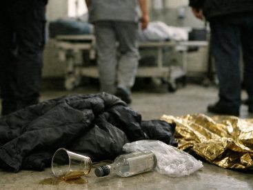 Jak rozpoznać i udzielić pierwszej pomocy przy zatruciu alkoholowym? Objawy, pierwsze kroki, leczenie i detoks.